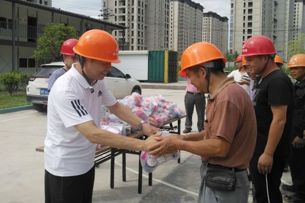 市建設局、市建筑業協會領導親臨現場慰問一線工人